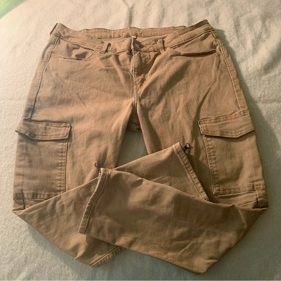 Levi’s slim fit white tab cargo, zip bottoms. 31w, 26l - Picture 2 of 4